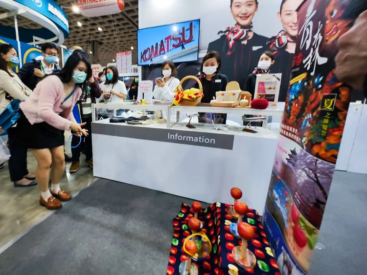 日航於旅展展攤限量販售日航獨家小物，玩套圈圈等體驗遊戲還能獲得紀念品，邀民眾前往日航展攤同樂。田欣雲攝