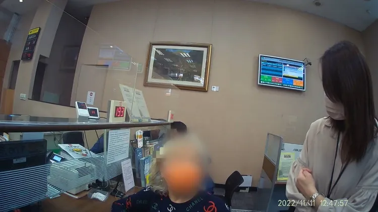 婦人對匯款用途多次改口，引起行員關心並通報警方。警方提供