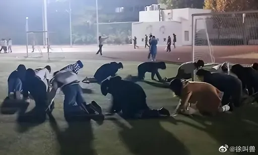 中邪？多間大學生夜晚四肢著地　集體爬行超詭異