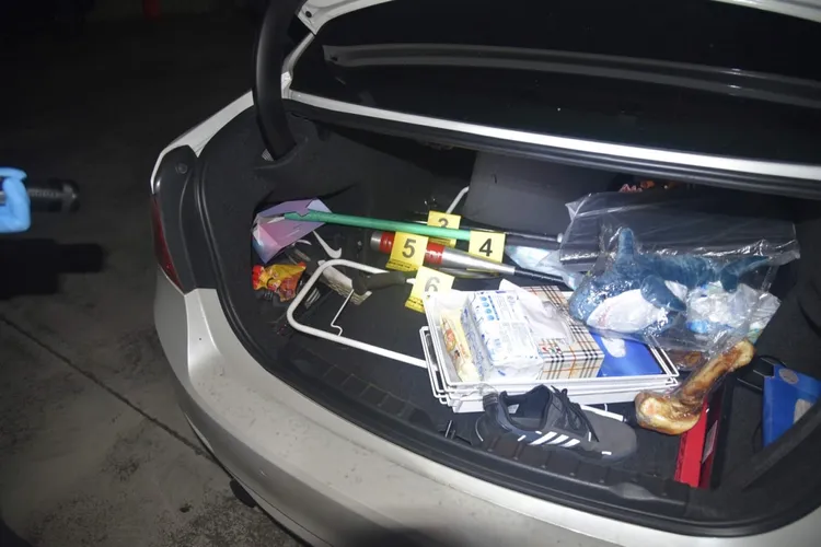 警方搜索查扣球棒等證物。警方提供