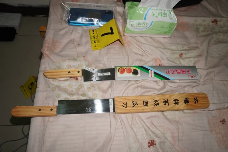 警方查獲刀械等證物。警方提供