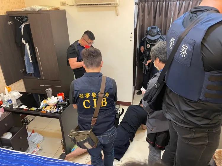 刑事局電偵大隊會同維安特勤隊，在台中市破獲以洪姓男子為首的暴力集團。警方提供