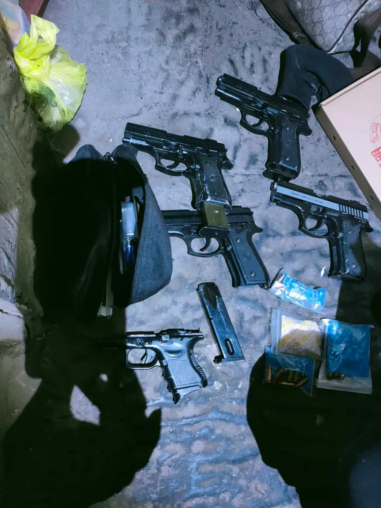 警方在洪姓共犯住處，查獲各式改造槍械及子彈、爆裂物。警方提供