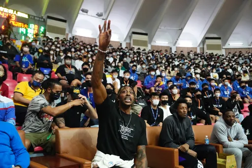 「魔獸」霍華德前進輔仁大學看UBA比賽 嗨爆中美堂