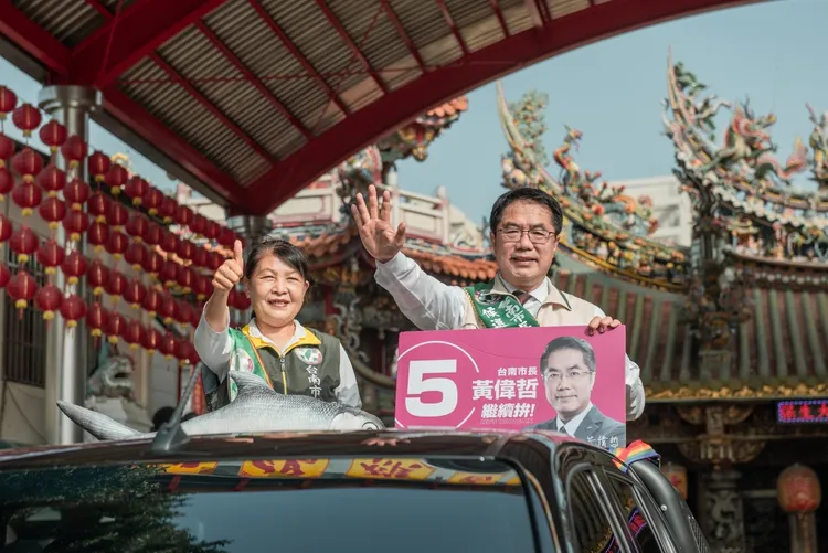 投票前黃金周，黃偉哲今天維持車隊掃街。黃偉哲競總提供