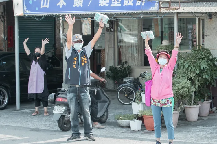 支持者熱情回應。黃偉哲競總提供