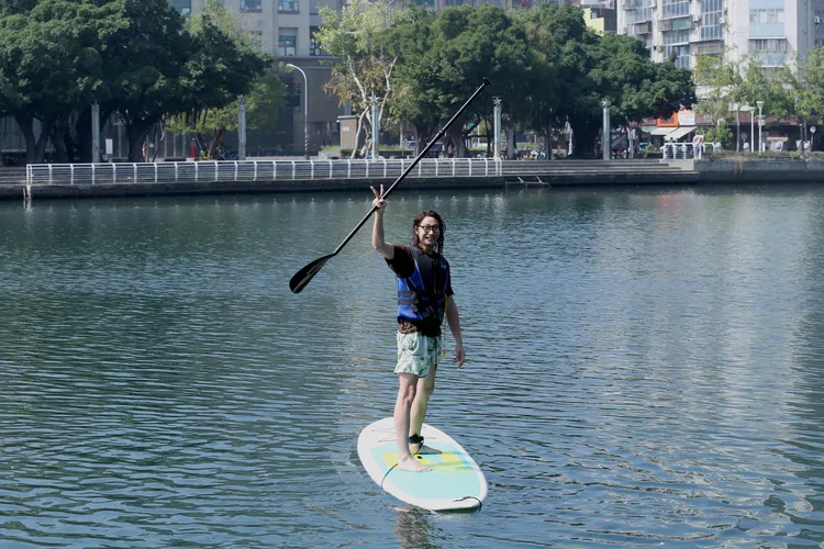 宇宙人貝斯手方Ｑ成功挑戰愛河立槳。相信音樂提供