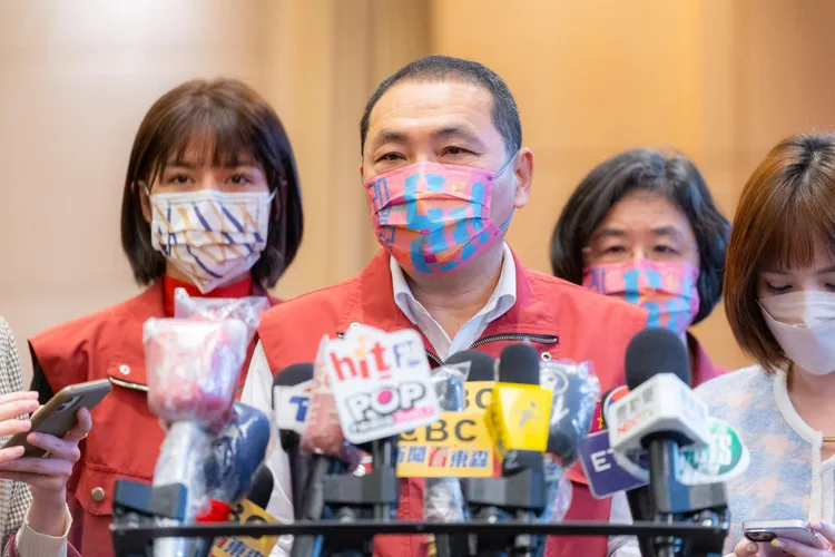 戴湘儀（左）因時常與侯友宜一起跑行程，被封為最美背後靈。翻攝自戴湘儀臉書