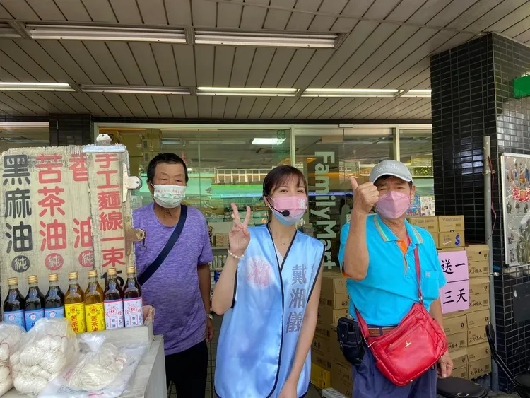 戴湘儀至市場掃街拜票。翻攝自戴湘儀臉書