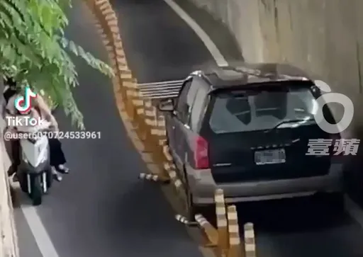 地下道這一幕讓眾人傻眼 萬人朝聖笑:原來中間那個這麼有彈性!