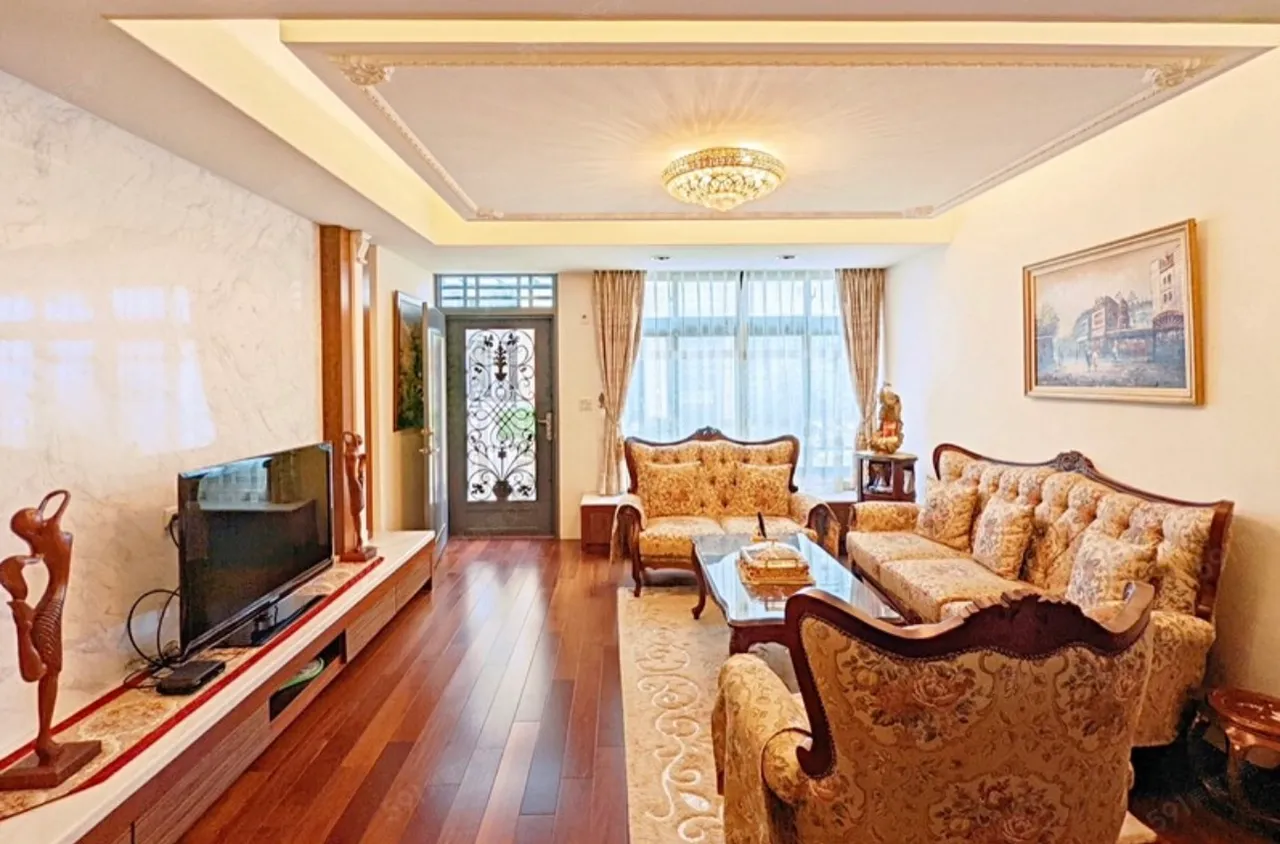 该房客厅宽敞，铺上木头地板。翻摄591