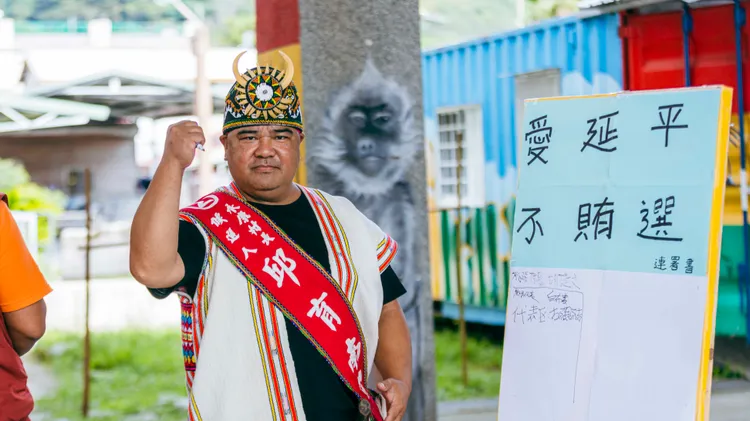 永康村長候選人邱育南爭取連任，參加反賄選聯盟，要求端正選風。古和純攝