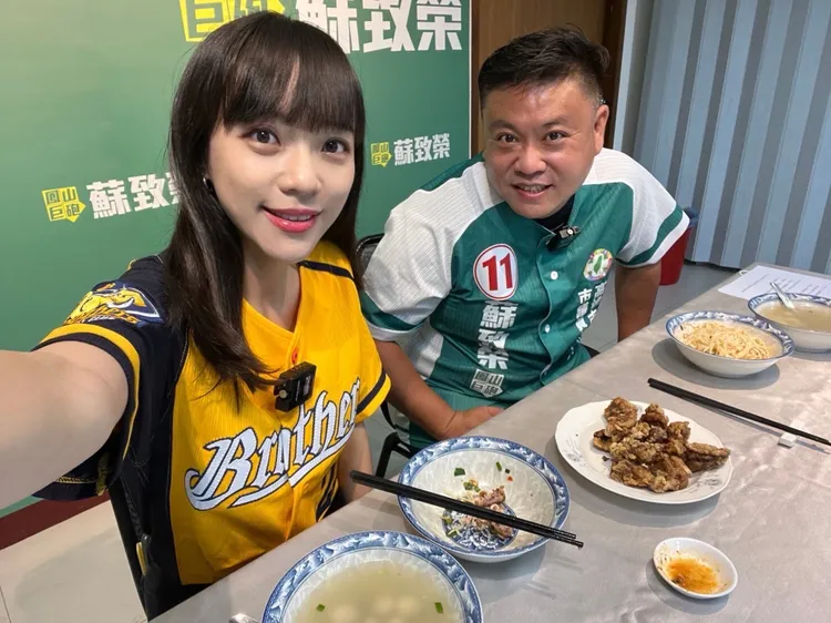 黃捷合體同選區民進黨新人蘇致榮，呼籲鳳山鄉親一起把蘇致榮送進議會。翻攝黃捷臉書