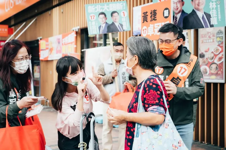 黃捷昨天早上到北大特區幫卓冠廷第三度助選。翻攝黃捷臉書