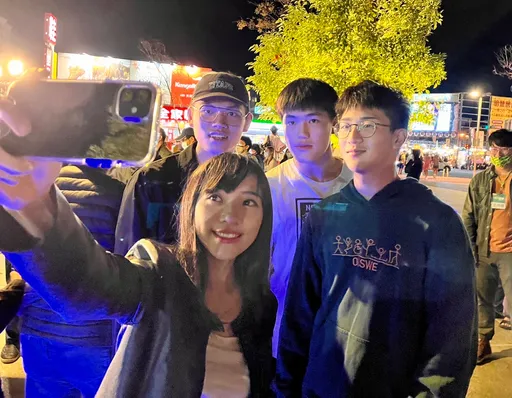 獨家|最強小雞!白眼女神黃捷「縱貫南北」輔選 超狂行程曝光