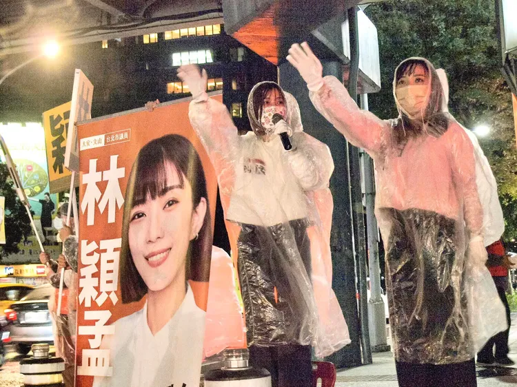 黃捷為林穎孟助選，還曾冒雨拜票。翻攝黃捷臉書