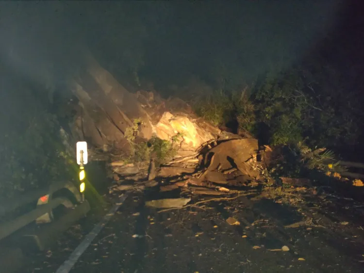 台20線土石崩落造成道路中斷。翻攝自南橫公路東段道路通報LINE社群