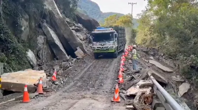 台20線189K+700處中午已搶通。關山分局提供