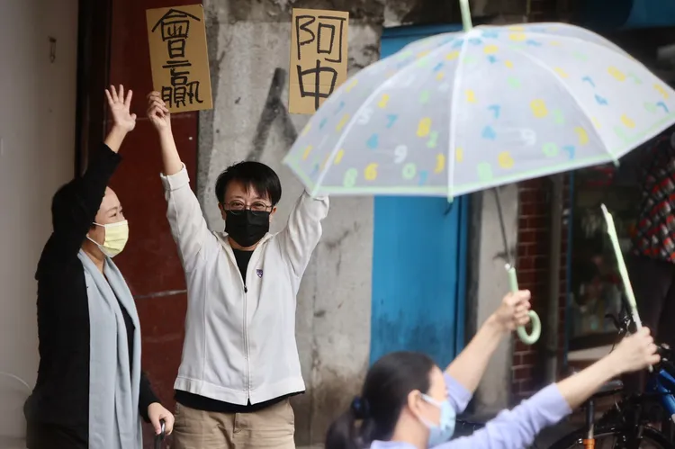 民眾舉高舉「阿中、會贏」紙牌替陳時中加油。林林攝