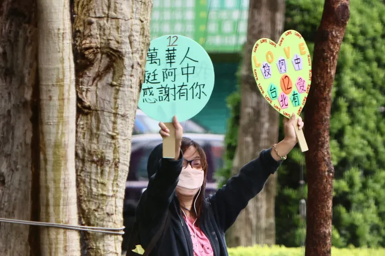 萬華民眾舉起手舉白替陳時中應援。林林攝