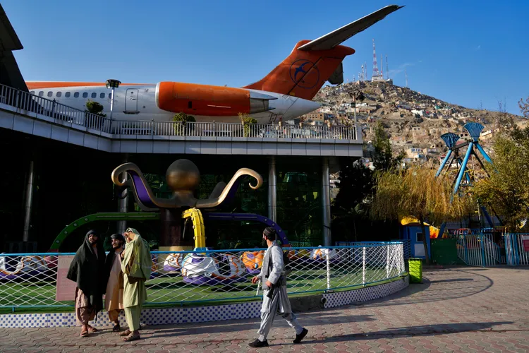 遊樂園沒有遊客，只有神學士戰士看守著。美聯社