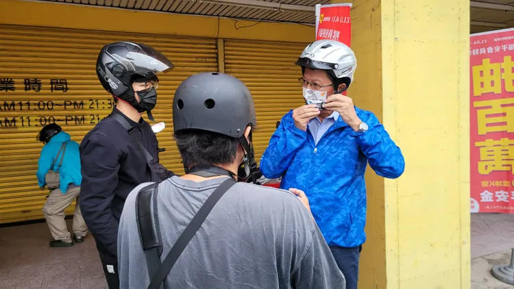 謝龍介親身體驗交通。劉榮輝攝