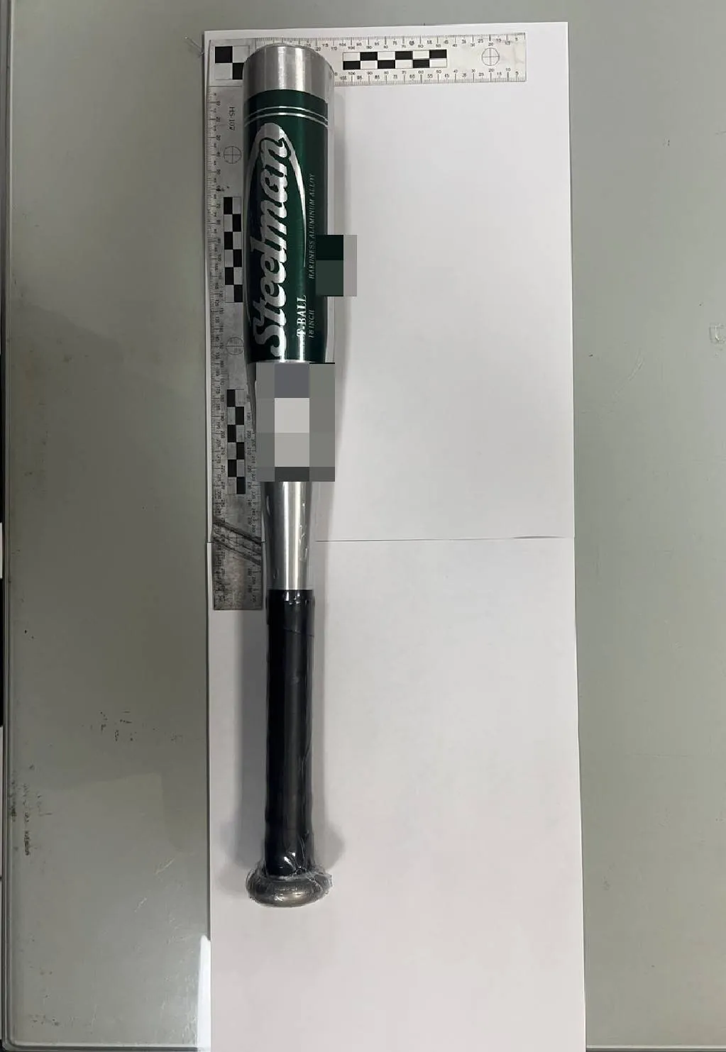 警方在現場帶回的球棒。翻攝畫面