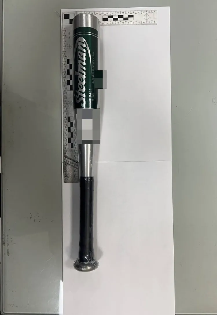 警方在現場帶回的球棒。翻攝畫面