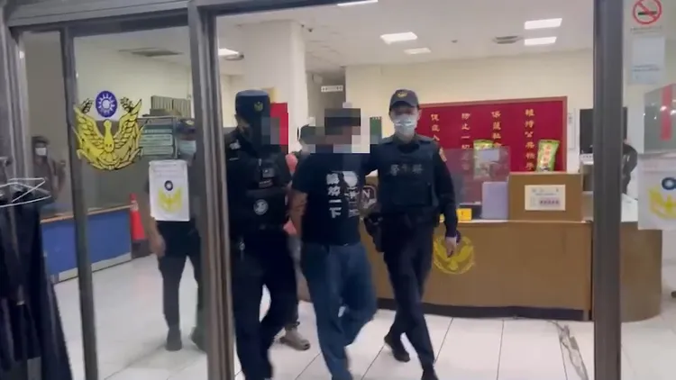 2名互毆男子被移送分局。翻攝畫面