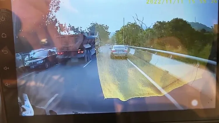 轎車駕駛遭撞後在車上驚魂未定，所幸沒有大礙。民眾提供