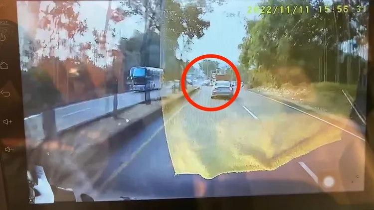 轎車不明原因打滑，與砂石車發生追撞。民眾提供