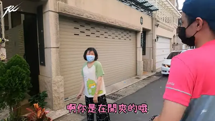 婦人笑儒哥開法拉利送餐「是在開爽的喔！」翻攝Ru儒哥的YouTube頻道