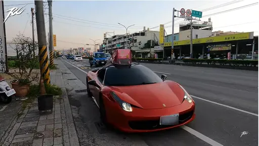 超狂外送員開法拉利送餐 路人反應全傻眼