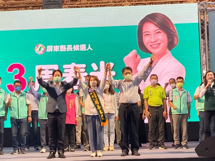 賴清德等大進場上台後，先齊拉手向鄉親打招呼。陳宏銘攝