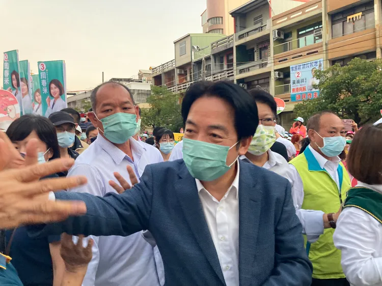 賴清德大進場，與鄉親握手招呼。陳宏銘攝