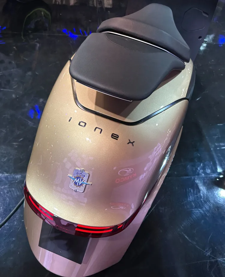 Ampelio復古的造型，主要是向MV Agusta 1950年代的經典車款致敬。原廠提供