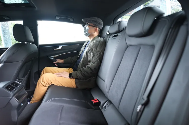 後座椅背設計比較挺直。陳志淵攝