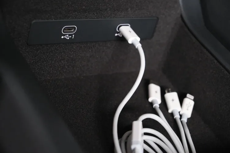 手套箱內有兩個Type C插槽。陳志淵攝