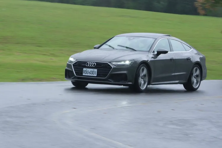 四驅系統對應濕滑路面很有一手。陳志淵攝