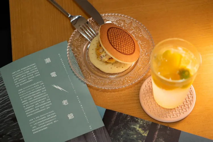 礁溪老爺結合台電日月潭底泥杯墊推出限定甜點「潮電燒」，上方還烙上人孔蓋十字圖紋特別吸睛。礁溪老爺提供