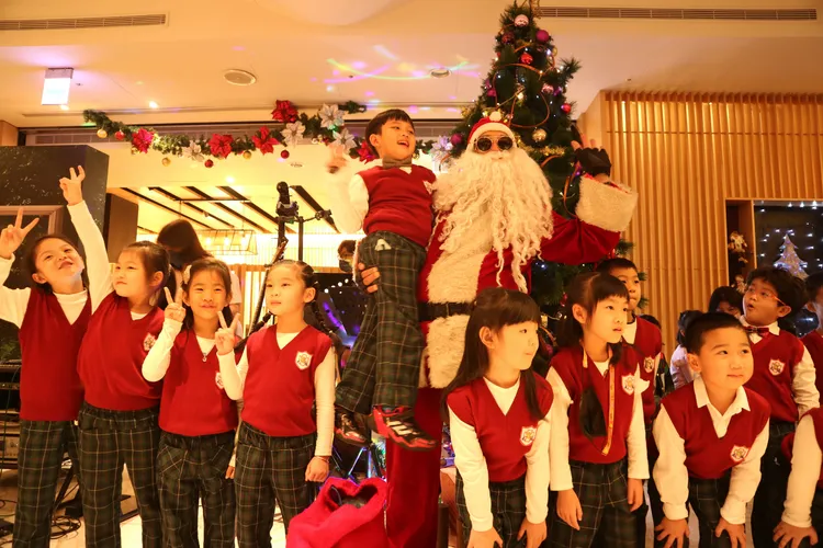 福容高雄店平安夜晚間特別邀請「鹽光幼兒園」的可愛小天使們唱詩歌。福容大飯店提供