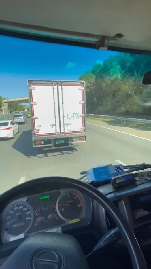 女子墜落國道路面，造成該路段大塞車、車流走走停停。翻攝記者爆料網