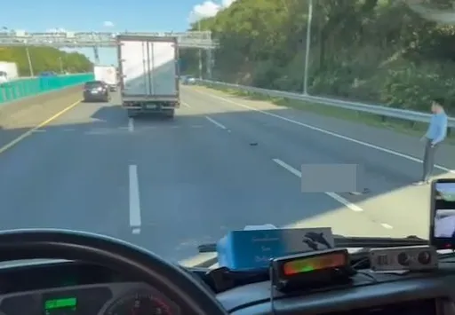 長腿妹趴國道車道!國3台中段6樓高陸橋掉下來 骨盆骨折搶救中