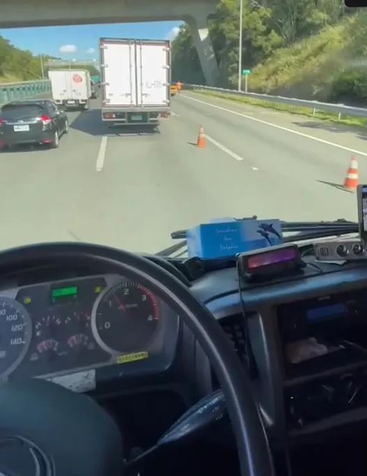 現場架設三角錐。翻攝記者爆料網