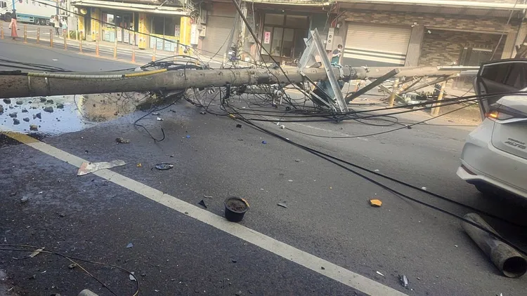 現場電桿被撞斷。蘆竹警分局提供