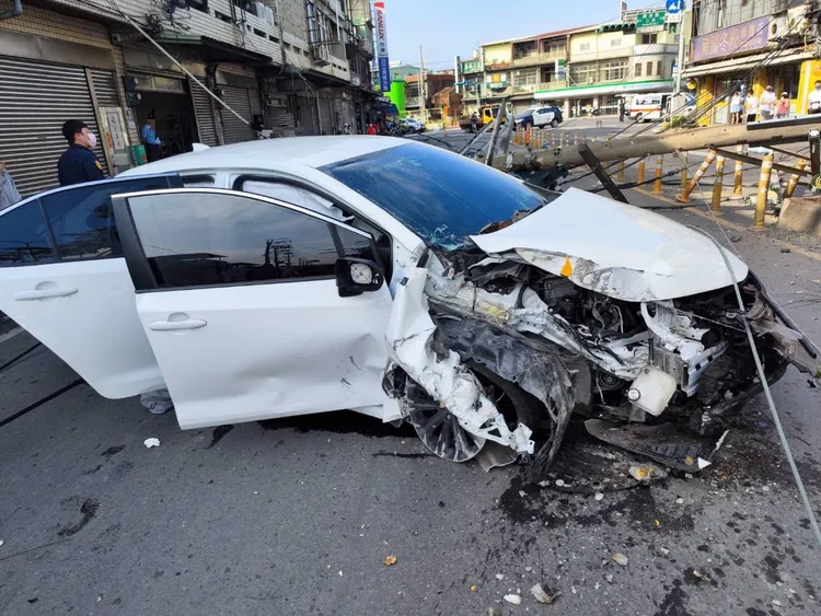 肇事車輛車頭全毀。桃園市消防局提供