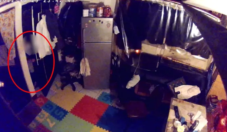 女賊開門探頭，觀察屋內情況。翻攝畫面