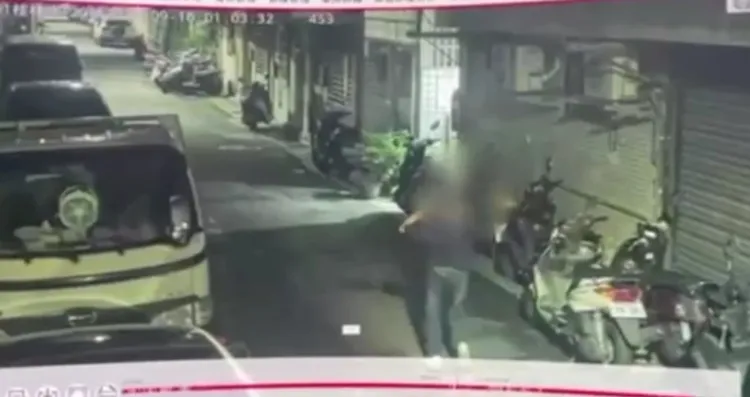 女賊在路上變裝準備行竊。翻攝畫面