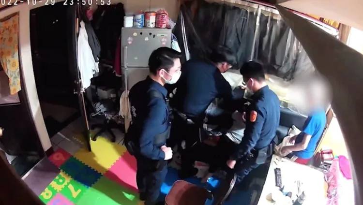 警方到場將她壓制逮捕。翻攝畫面