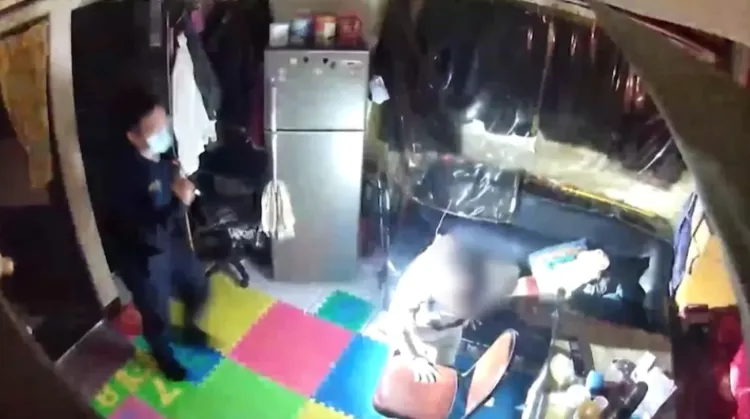 女賊還在翻箱倒櫃，警方從後方逮人。翻攝畫面